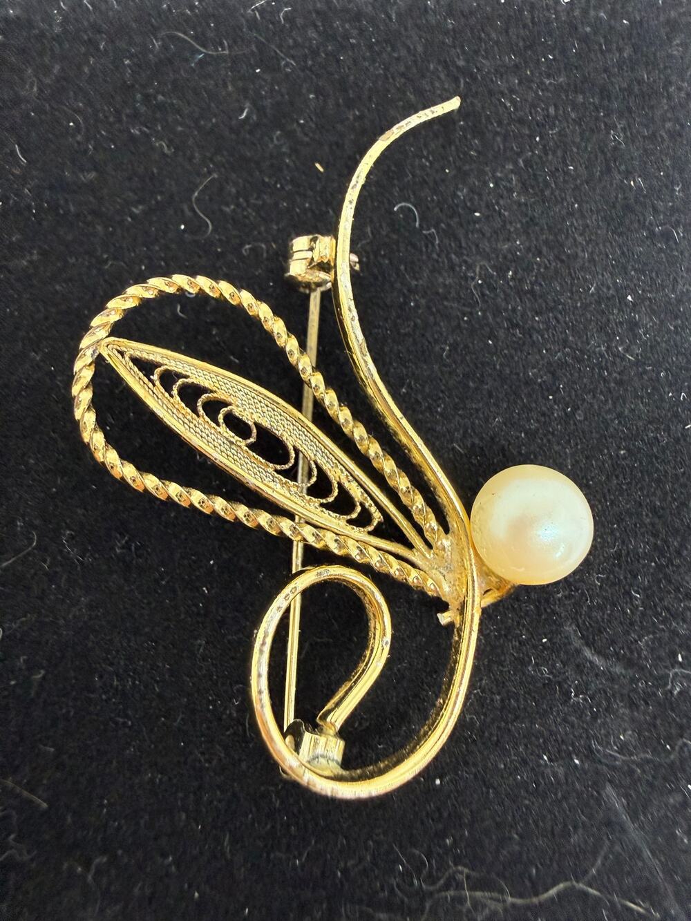 VINTAGE Gold Tone Faux Pearl Brooch Filigree Leaf Scroll Statement Jewelry Pin